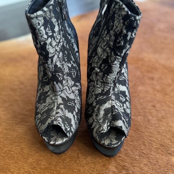 Beautiful black lace high heels - Picture 3 of 5